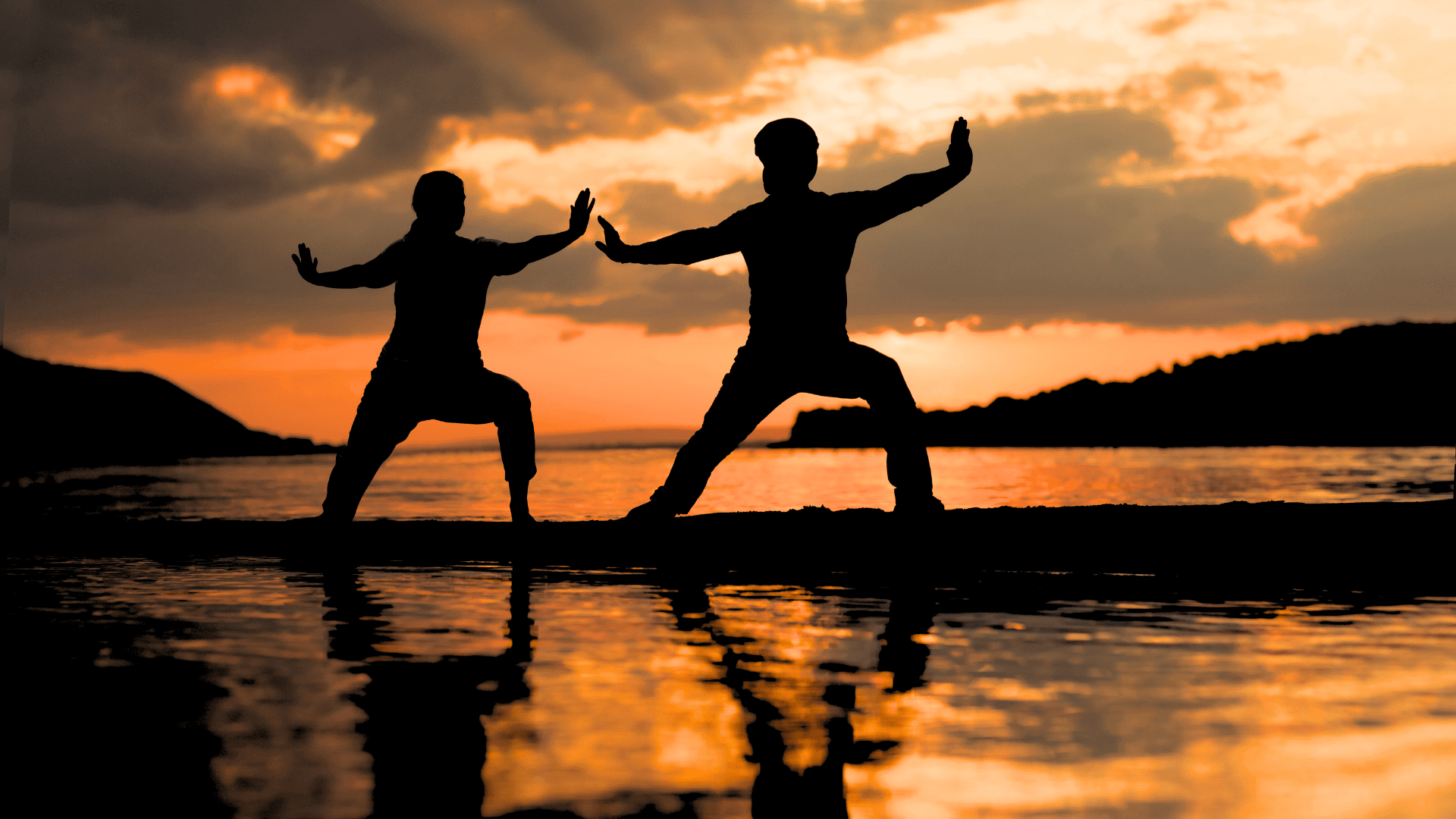 Image deux personnes faisant du Tai Chi sur le bord de l'eau au coucher du soleil