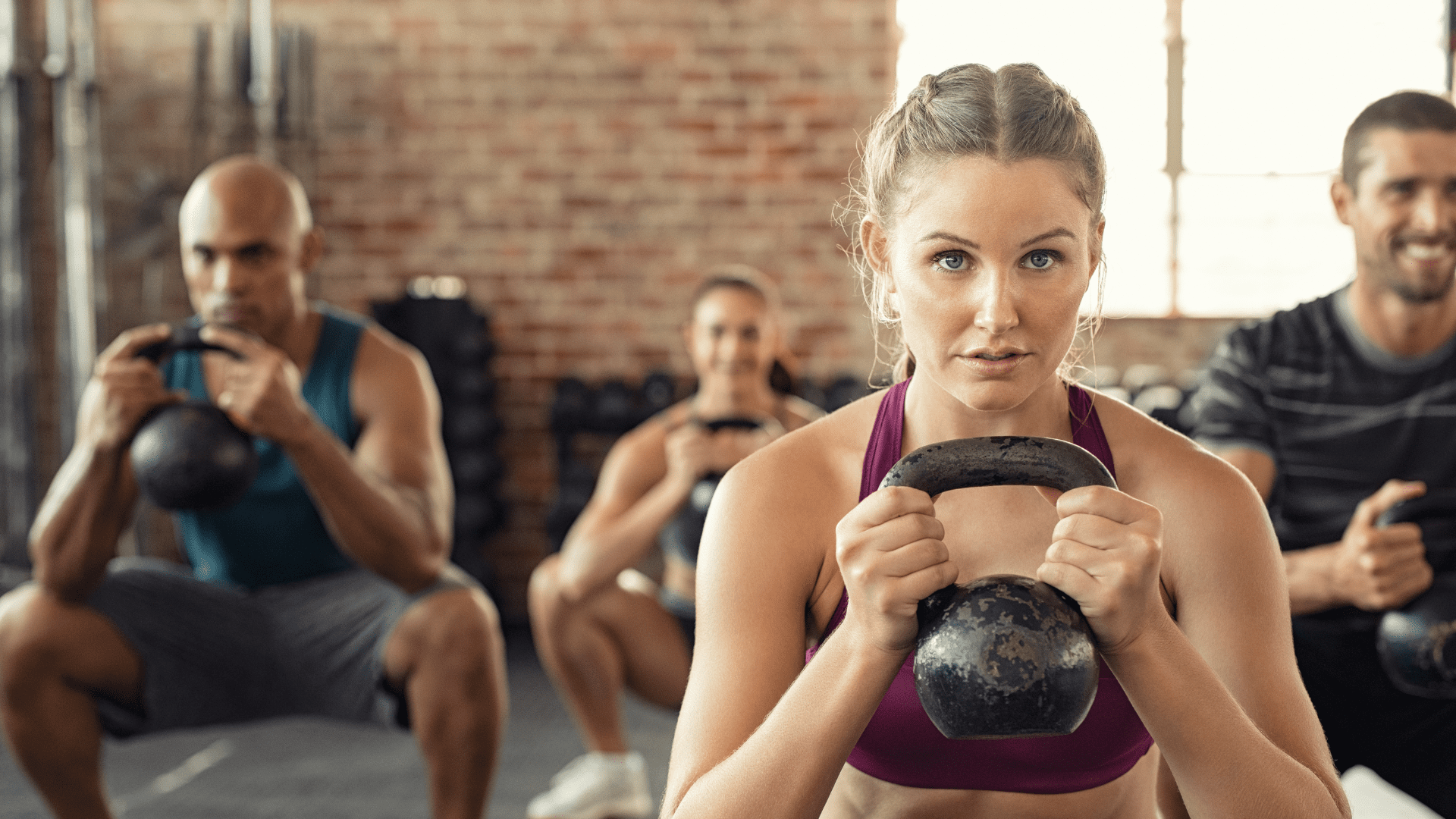 Personnes avec des kettlebells HIIT du lunch